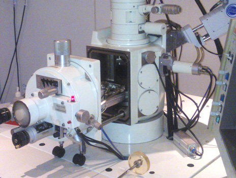 The electron-microscope gives accurate data which helps build a more comprehensive understanding of the settlements. Photo; ArCHIAM, 2014.